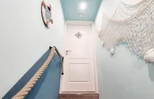 Dekoration im Flur: Herzlich Willkommen Schild und Blumen