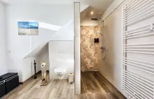 Entspannende Regendusche und moderne Ausstattung im Badezimmer der Ferienwohnung Leev un Lee