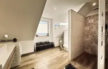 Handtücher, Duschbad, Shampoos und Conditioner stehen Ihnen kostenlos zur Verfügung, damit Sie sich rundum wohlfühlen können.