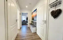 Geräumiger Eingangsflur mit Garderobe