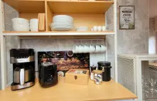 Kaffeebar mit Kaffeemaschine und Wasserkocher