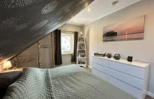Gemütliches Schlafzimmer mit Doppelbett und maritimer Dekoration