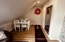 Priorität für Dartfans: Eine Dartscheibe im Wohnzimmer sorgt für Spaß und Unterhaltung