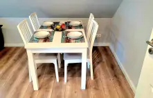 Essecke mit großem Tisch und Stühlen, ideal für gemeinsame Mahlzeiten oder Spieleabende